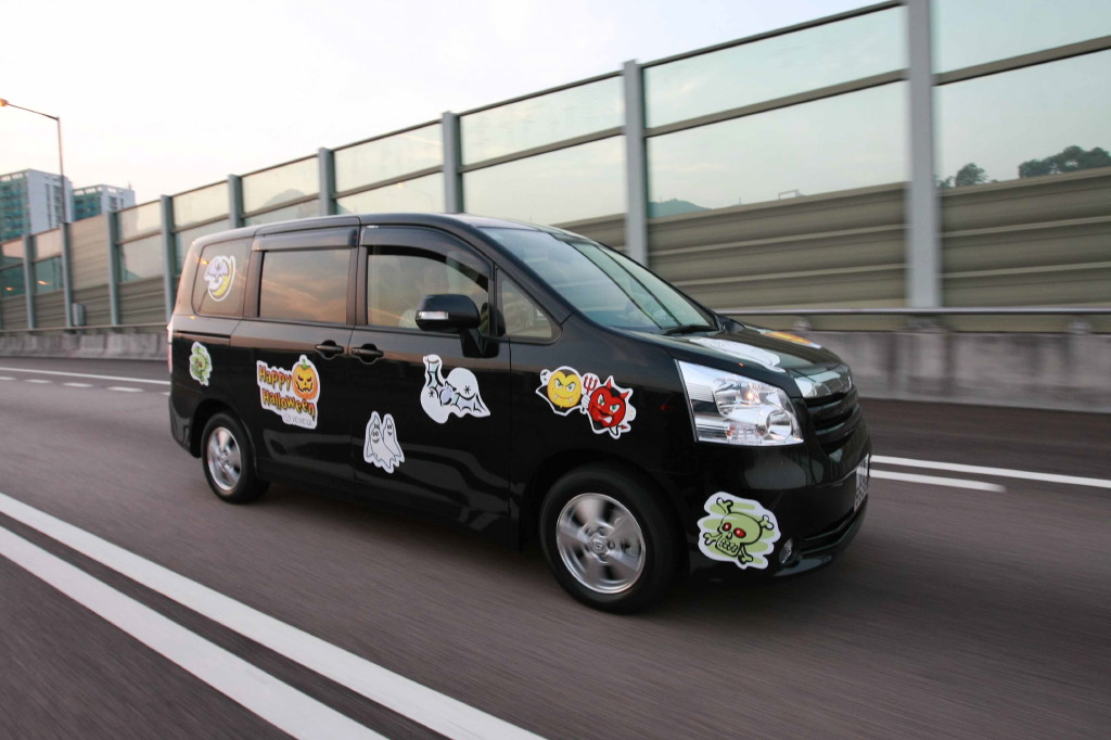 丰田noah 车队闹市巡游