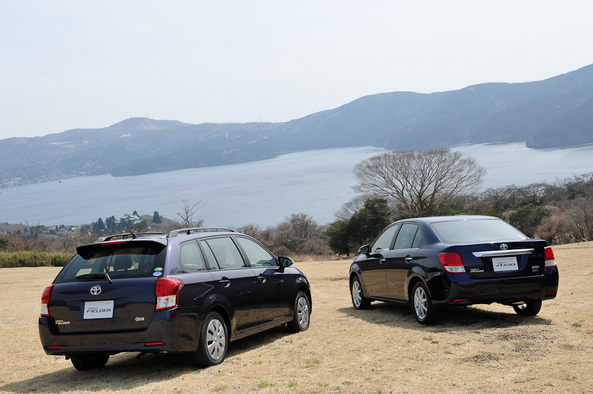 豐田(Toyota)於 5 月 11 日宣布推出第 11 代 Corolla,分別是四門型號「Axio()」及 Wagon 版本「Fielder()」,並且強調兩者同樣在日本東北宮城縣的廠房生產,可說是日本東北出生,對於振興 311 大地震災區經濟,實在別具意義。 Axio 同樣秉承 Corolla 四人家庭房車的定位,不過今次首度以減少車身尺寸為主,因此它比第 10 代短 50mm。然而座椅經過重新設計,因此前後座之間增加了 15mm 空間,後座乘客膝部空間亦有 40mm 增長,就連
