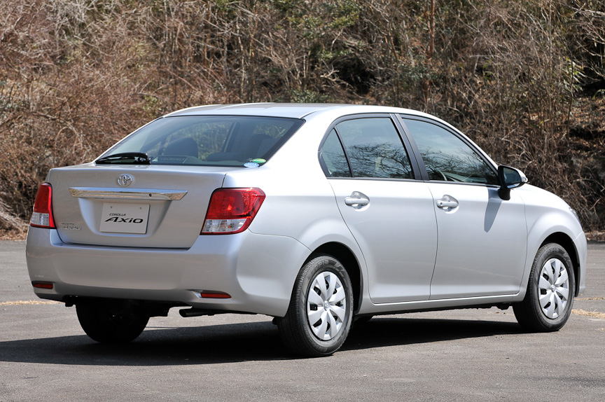 豐田(Toyota)於 5 月 11 日宣布推出第 11 代 Corolla,分別是四門型號「Axio()」及 Wagon 版本「Fielder()」,並且強調兩者同樣在日本東北宮城縣的廠房生產,可說是日本東北出生,對於振興 311 大地震災區經濟,實在別具意義。 Axio 同樣秉承 Corolla 四人家庭房車的定位,不過今次首度以減少車身尺寸為主,因此它比第 10 代短 50mm。然而座椅經過重新設計,因此前後座之間增加了 15mm 空間,後座乘客膝部空間亦有 40mm 增長,就連