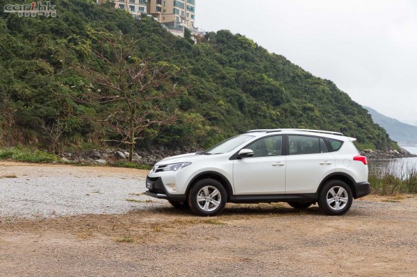 toyota-rav4-2013-review-online-05l