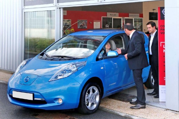 Nissan LEAF Charges Through 10,000 European Sales Milestone