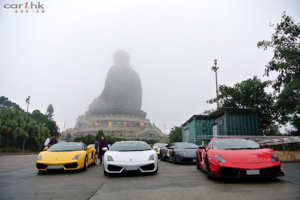 over-20-lamborghinis-parade-to-contribute-love-to-elderly-in-winter-02