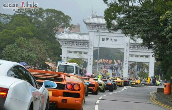 over-20-lamborghinis-parade-to-contribute-love-to-elderly-in-winter-05