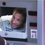 F1 世界冠軍車手 Jenson Button 化身人肉 ATM 提款機 F1 世界冠軍車手 Jenson Button 化身人肉 ATM 提款機