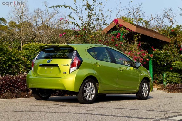 toyota-prius-c-2015-03