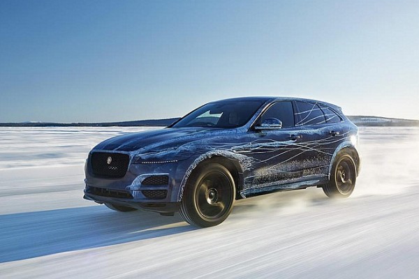 F-Pace-01