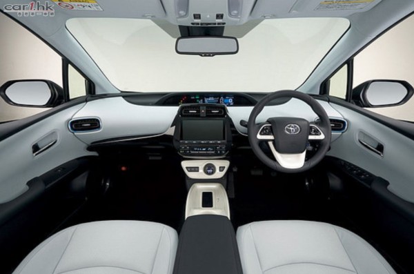 toyta-prius-interior-2015