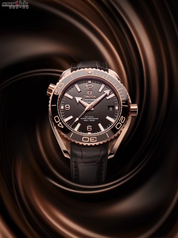 215.63.40.20.13.001_Seamaster Planet Ocean 39.5mm_with background_1