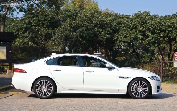 jaguar-xf-2016-review-10