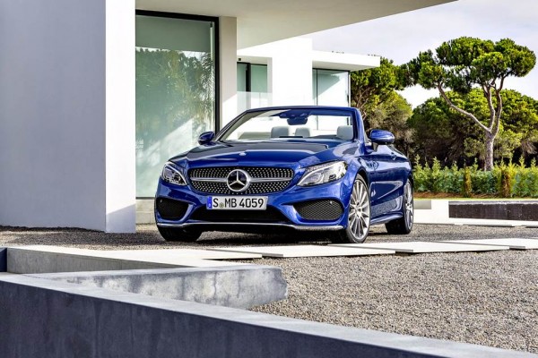 Mercedes-Benz C 400 4MATIC Cabriolet,  Exterieur: brilliantblau, AMG Line; Interieur: kristallgrau Kraftstoffverbrauch (l/100 km) innerorts/außerorts/kombiniert:  10,9/6,3/8,0 CO2-Emissionen kombiniert: 181 g/km