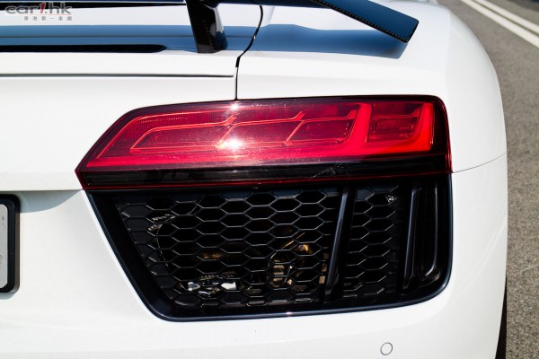 audi-r8-v10-plus-2016-review-13