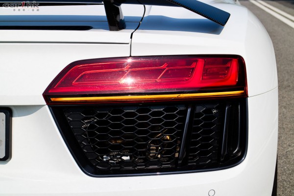 audi-r8-v10-plus-2016-review-15