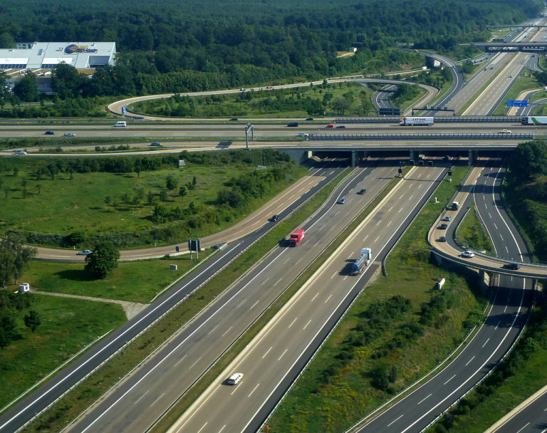 德國無限速公路 Autobahns  2023 年開始限速？