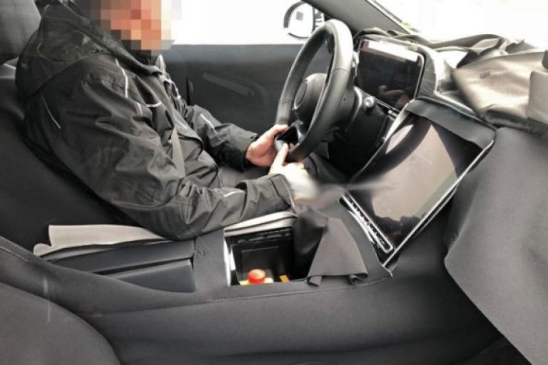 新一輪螢幕戰！？平治全新 S-Class 超大觸控螢幕曝光！