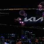 【影片】KIA 新 Logo 活動 303 輛無人飛機及煙花創健力士紀錄 【影片】KIA 新 Logo 活動 303 輛無人飛機及煙花創健力士紀錄