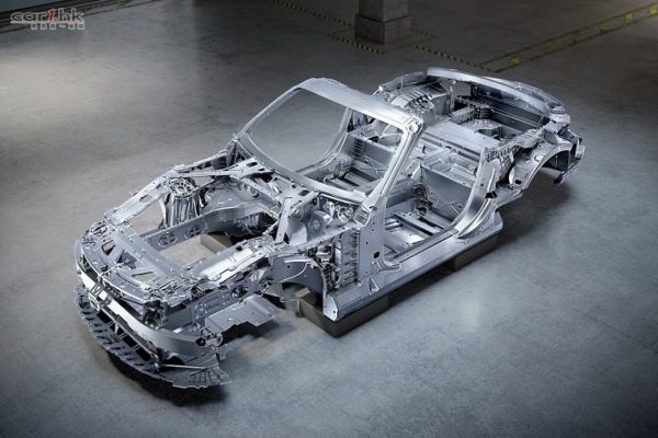 奔驰AMG新SL将采用新一代铝合金底盘。
