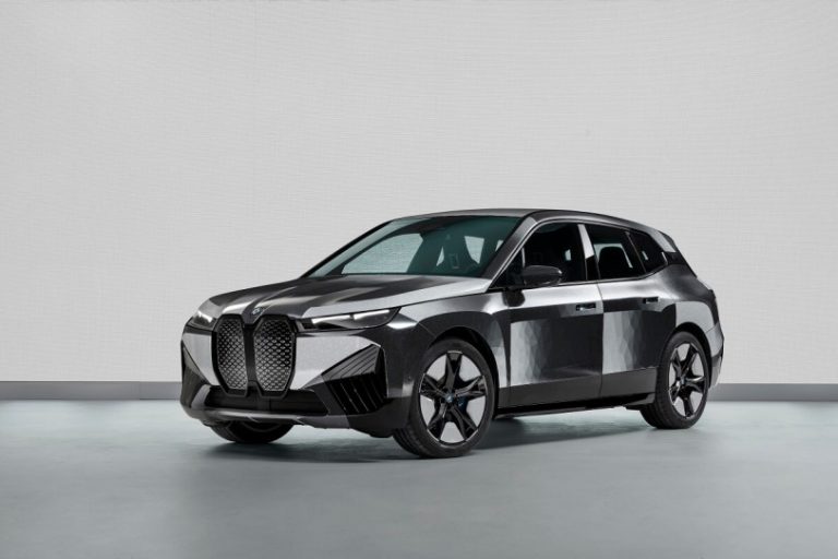【影片】BMW iX Flow 新技術一鍵變色！