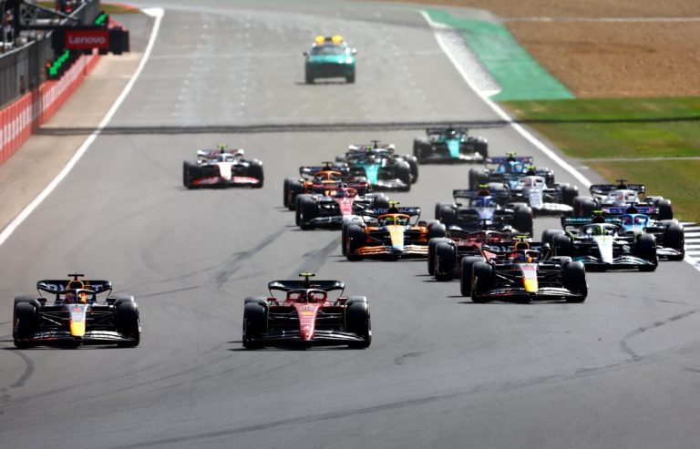 F1 2022 英國站：辛斯生涯首次登上 F1 分站最高一級