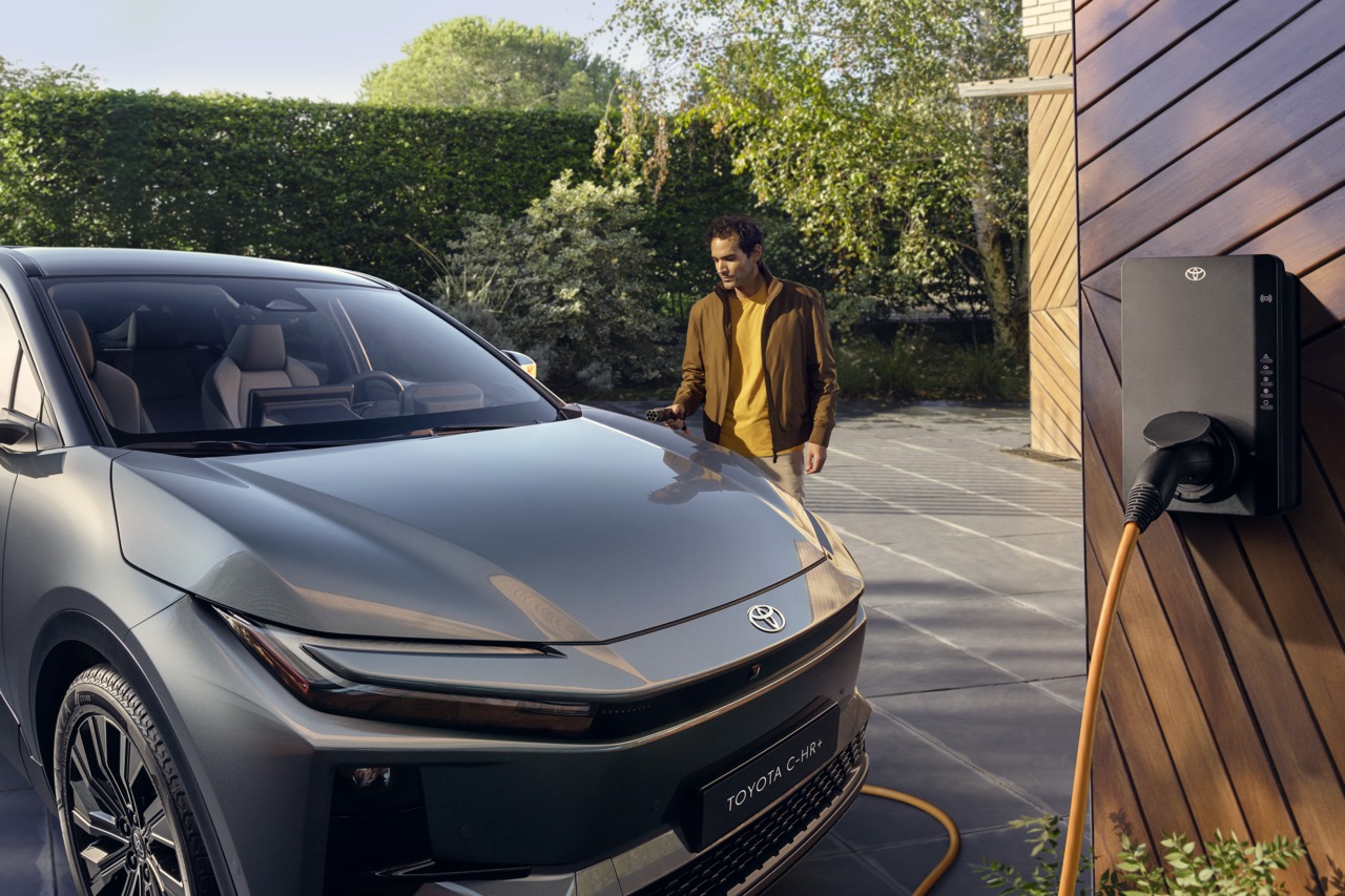 Toyota 玩得更大!聯手英國能源巨頭將電動車變成你的「流動印鈔機」?