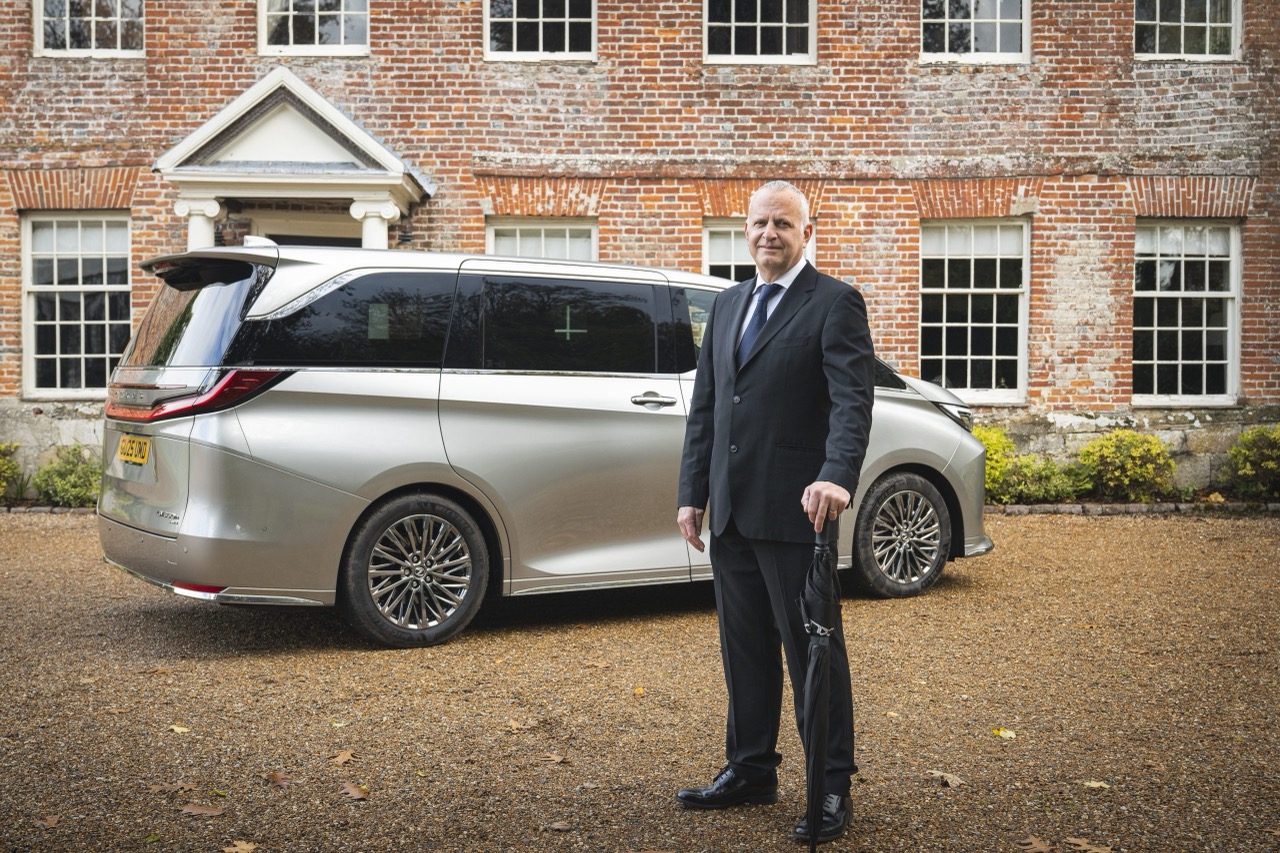 Lexus LM 專屬司機 Rob Mitchelmore 的極致待客之道