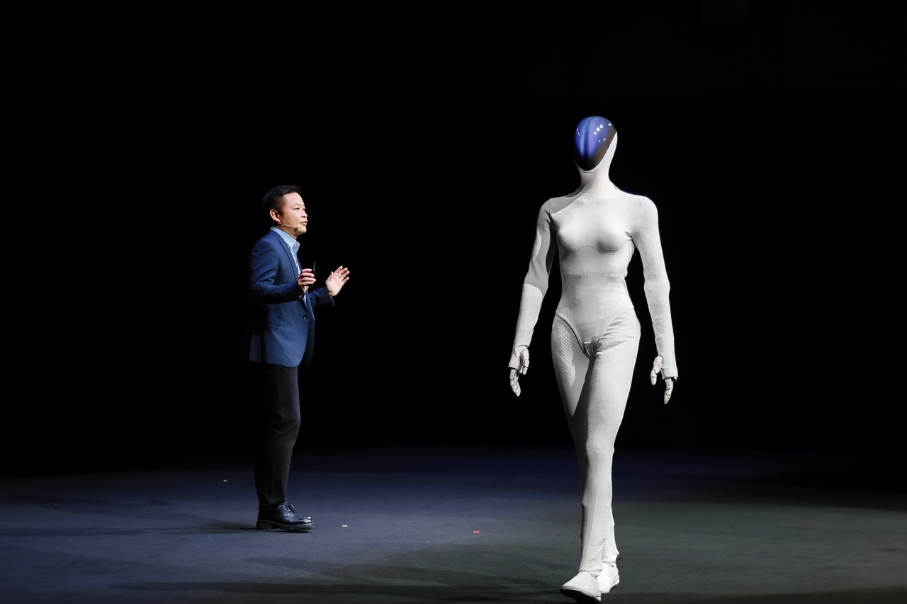 小鵬 AI 大日!從地上跑到天上飛,連「人」都造出來?