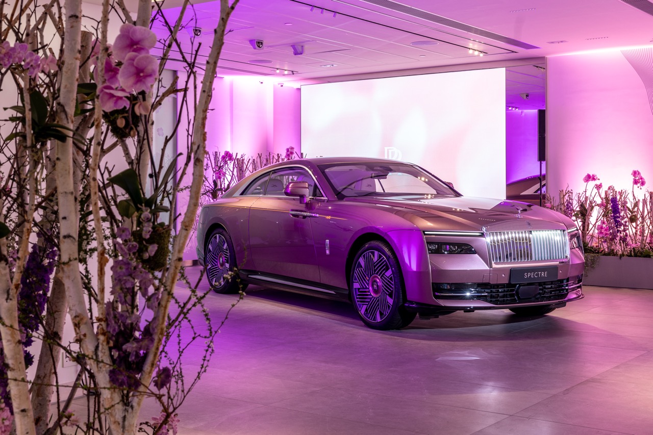 七部傳奇全港唯一 Rolls-Royce SPECTRE INSPIRED Blossom 絕美降臨灣仔