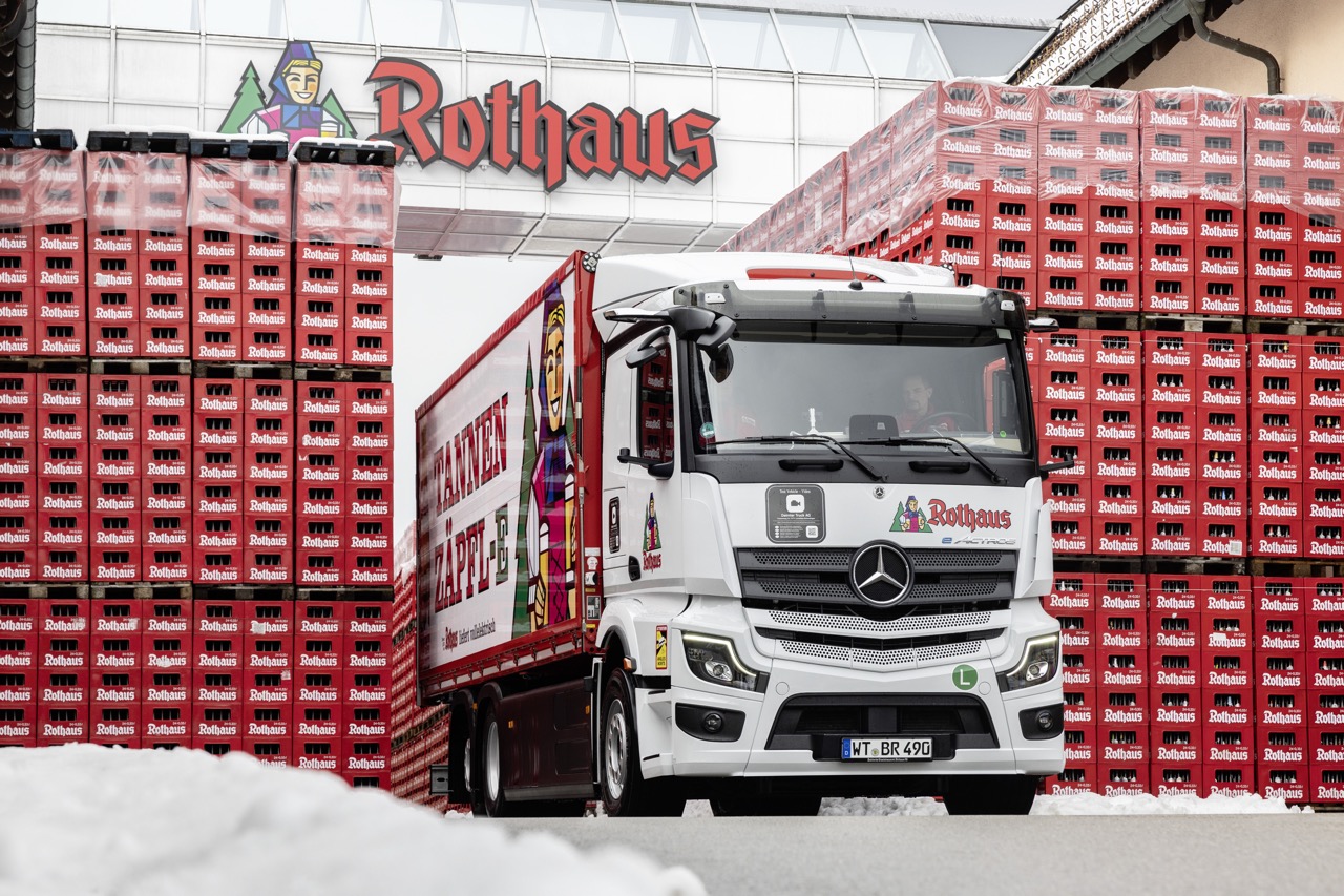 黑森林直闖布魯塞爾!Mercedes-Benz eActros 600 千里送聖誕樹實測