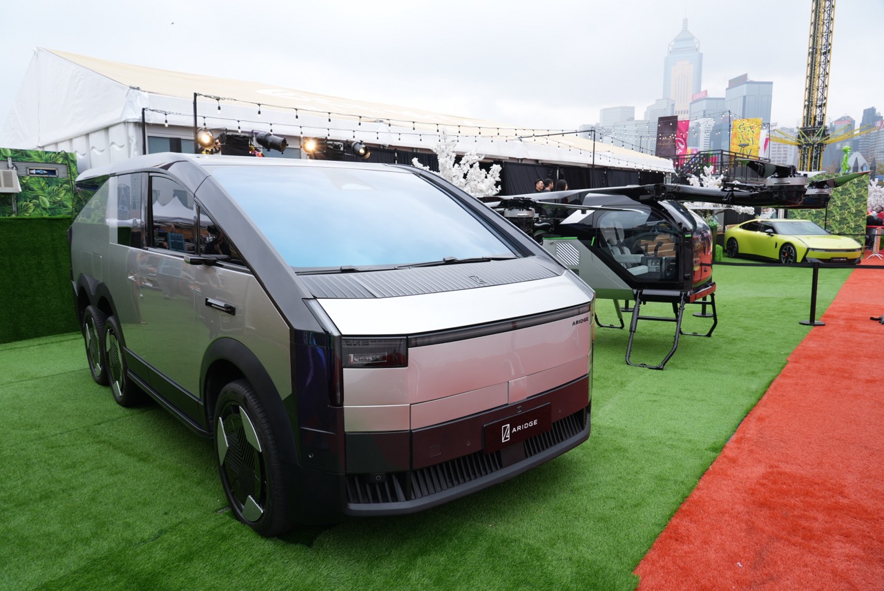 小鵬「陸海空」AI 軍團強勢登陸中環!陸地航母與人形機器人IRON閃電現身