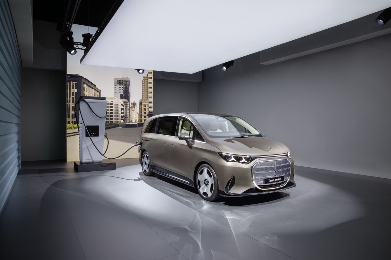 平治純電 VLE 全球首發 700 公里續航力與 31 吋 8K 劇院搬進車廂