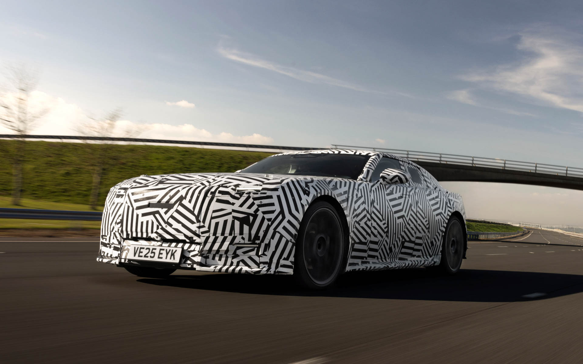 Jaguar 全新四門電動 GT 快將 9 月降臨