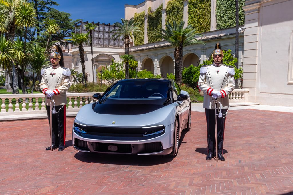 Jony Ive 操刀四馬達 1050 匹純電超跑 Ferrari Luce 登場