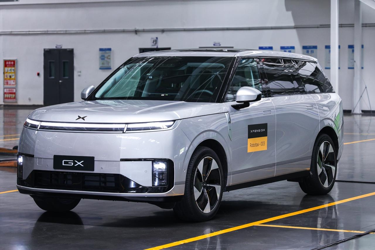 小鵬全球首款量產 Robotaxi 下線