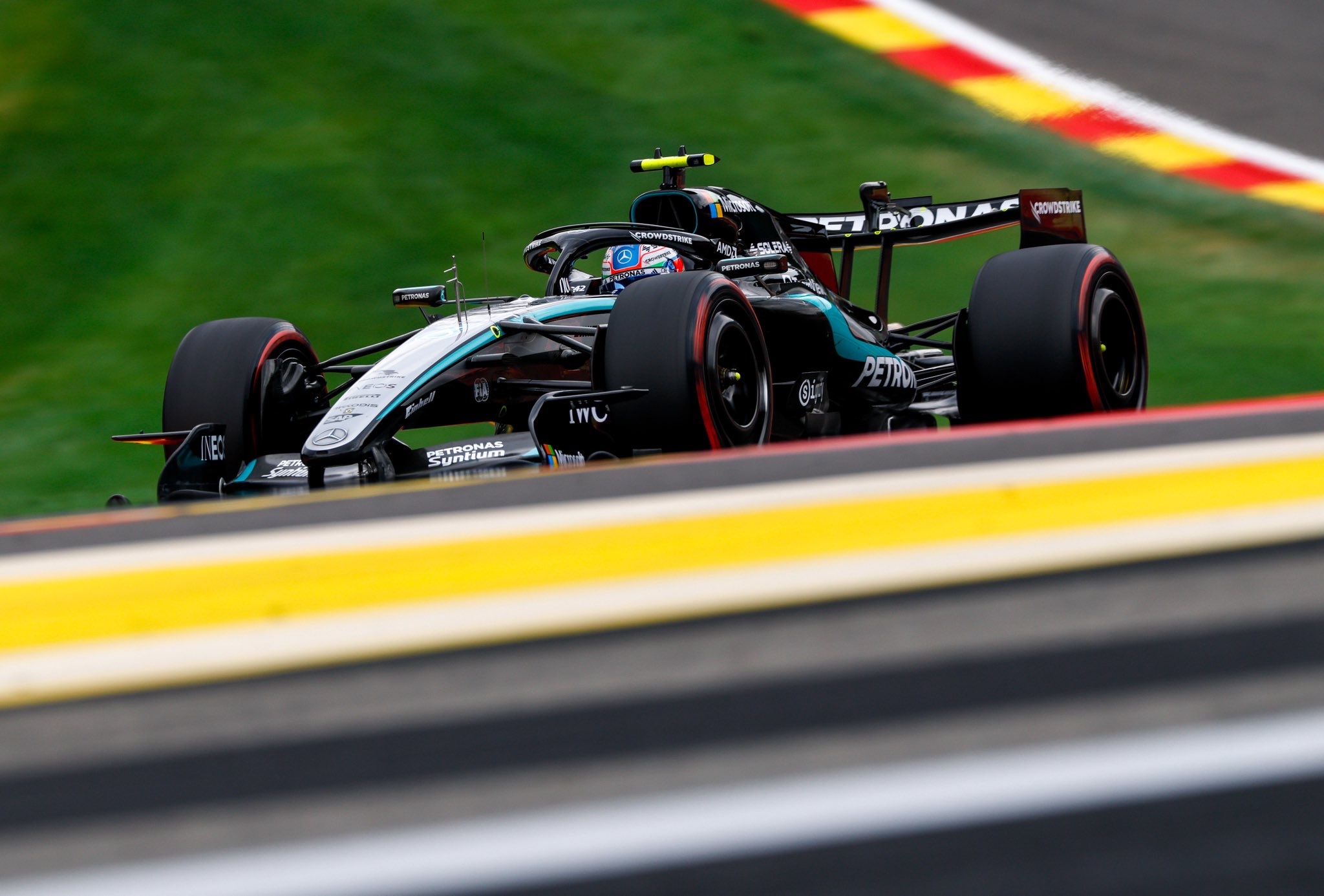 F1 比利時站世紀激戰!Antonelli 生擒 Leclerc