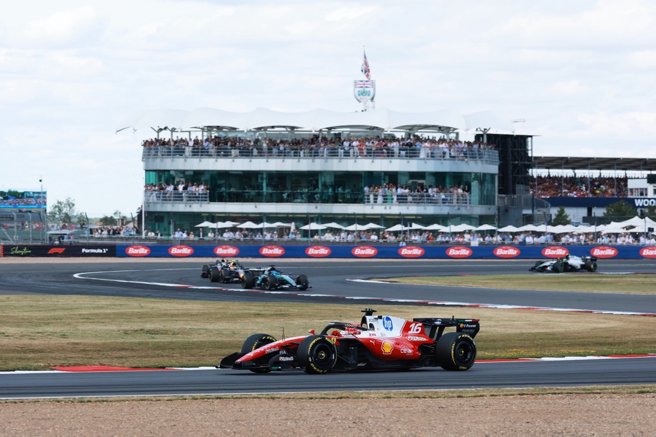 F1 英國銀石正賽:法拉利贏車!Leclerc 亂局封王 Max 炒車退賽