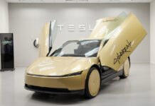 Tesla Cybercab 突襲香港破格亮相