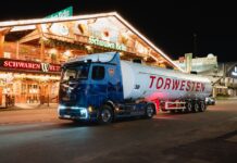 平治 eActros 600 穿上傳統皮褲與民俗裙驚艷德國兩大啤酒節