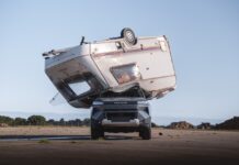 760 公斤露營拖車 30 呎高空重磅砸頂!純電 Toyota Hilux 硬淨復刻大考驗